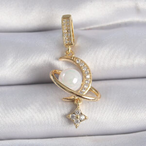 Pirinç Gold Renk Zirkon Taş Detaylı Hilal Model Sallantı İncili Ajda Charm BC1012