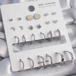 Pirinç Gümüş Renk Papatya Detaylı 12 Çiftli Kadın Küpe Seti BKP9686