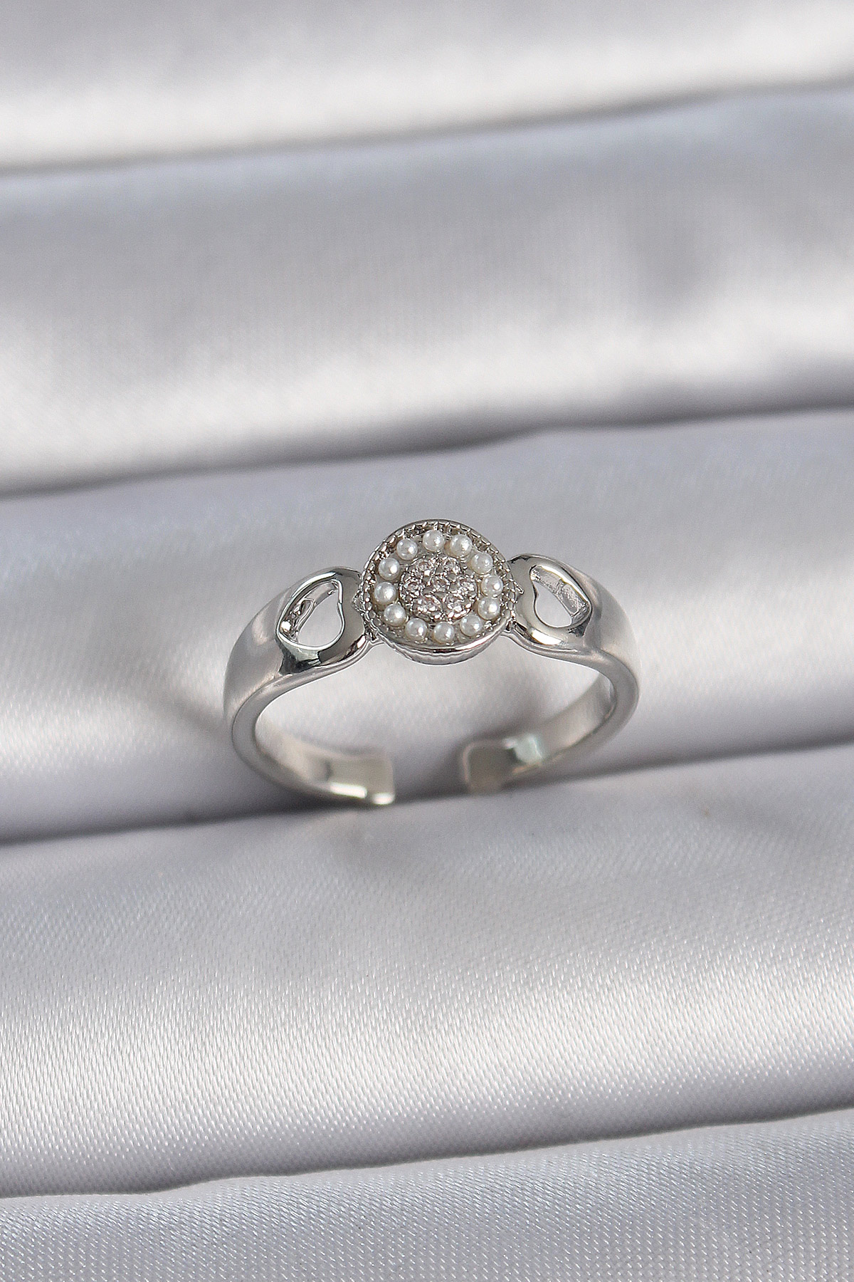 Pirinç Gümüş Renk Zirkon Taşlı İncili Kalp İşleme Detay Ayarlanabilir Model Kadın Yüzük BYK3359