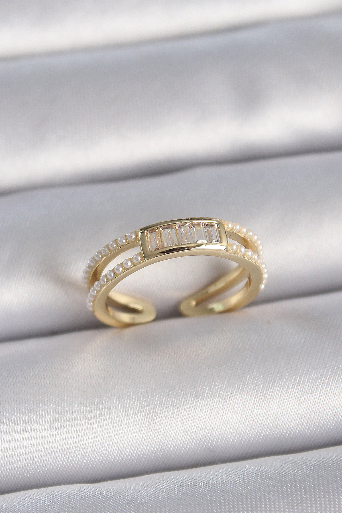 Pirinç Gold Renk Ayarlanabilir Sıralı İncili Zirkon Taş Detaylı Kadın Yüzük BYK3380