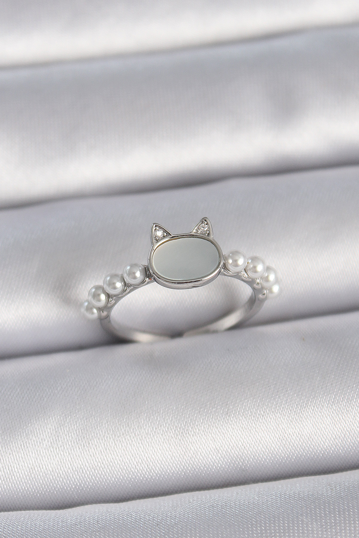 Pirinç Gümüş Renk Ayarlanabilir Beyaz Mineli Kedi Model İnci Detay Kadın Yüzük BYK3387