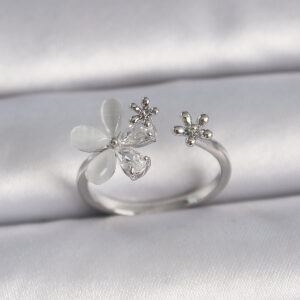 Pirinç Gümüş Renk Ayarlanabilir Zirkon Taşlı Beyaz Mineli Yaprak Model Kadın Yüzük BYK3399