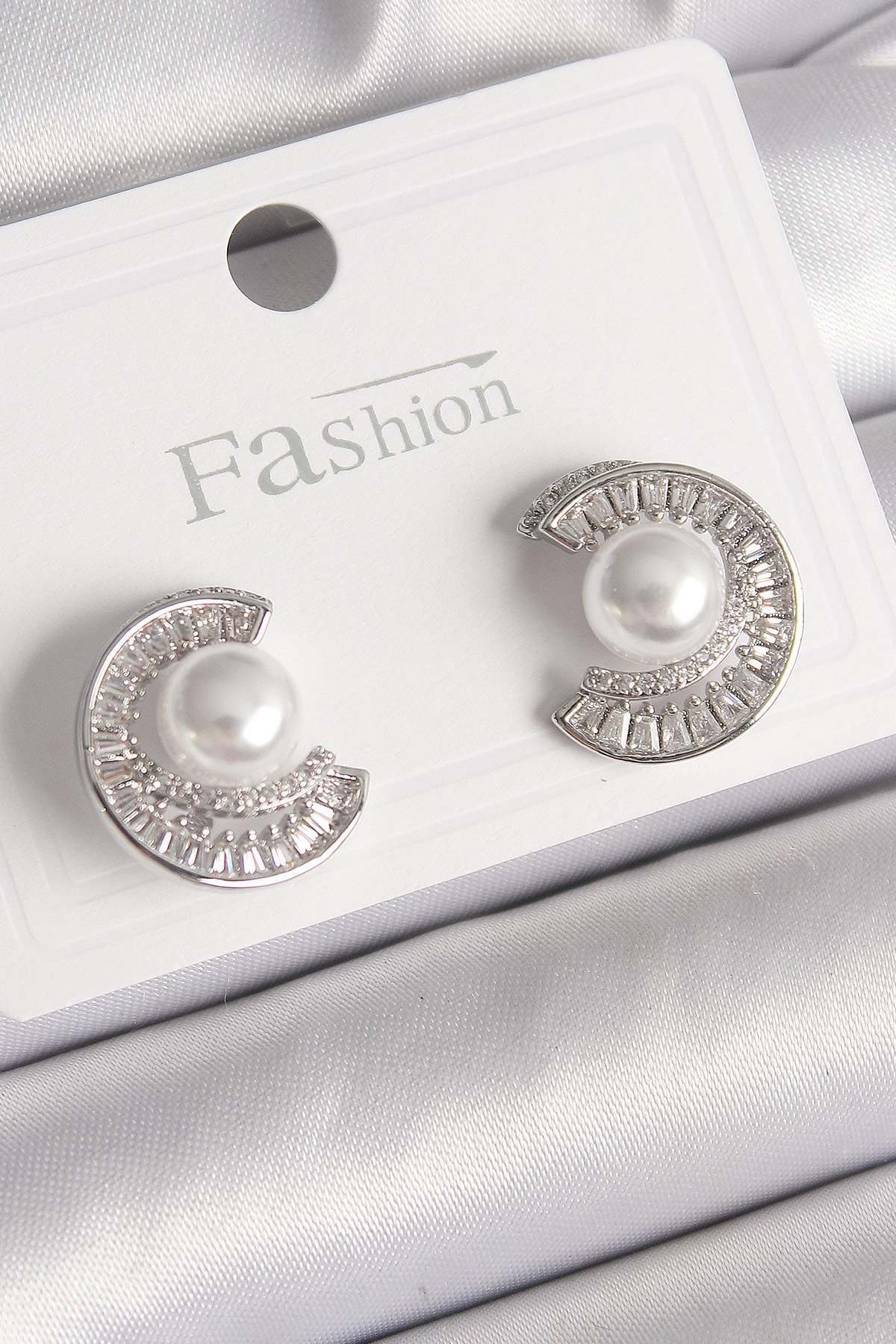 Pirinç Gümüş Renk Zirkon Taşlı Salyangoz Model İnci Detay Kadın Küpe BKP9785