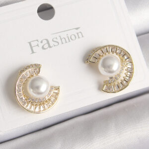 Pirinç Gold Renk Zirkon Taşlı Salyangoz Model İnci Detay Kadın Küpe BKP9786