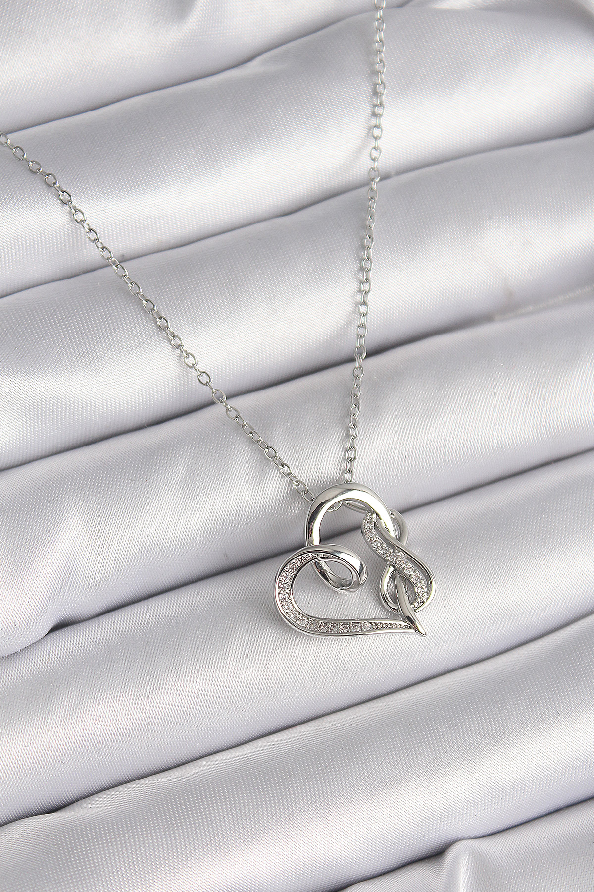 316L Çelik Gümüş Renk Zincir Zirkon Taş Detaylı Kalp Model Sonsuzluk Detay Kadın Kolye BKO9584