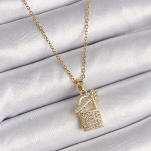 316L Çelik Gold Renk Zincir Zirkon Taşlı Asma Kilit Anahtar Model Kadın Kolye BKO9585