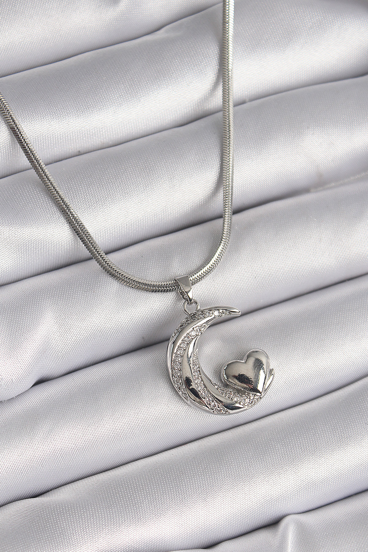 316L Çelik Gümüş Renk İtalyan Zincir Zirkon Taşlı Halil Figür Kalp Detay Kadın Kolye BKO9590