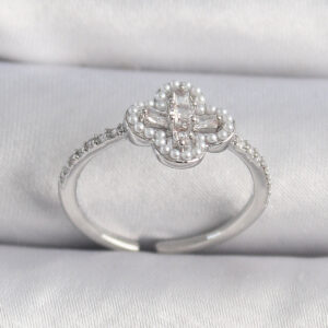 Pirinç Gümüş Renk Zirkon Taşlı Yonca Model İnci Detay Kadın Yüzük BYK3493