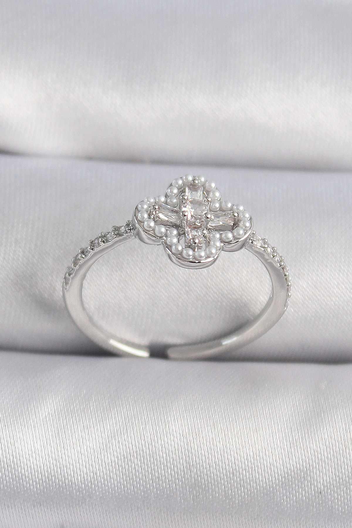 Pirinç Gümüş Renk Zirkon Taşlı Yonca Model İnci Detay Kadın Yüzük BYK3493