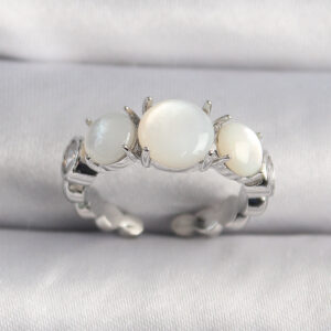 Pirinç Gümüş Renk Zirkon Taş Detaylı Beyaz Sedefli VIP Seri Kadın Yüzük BYK3503