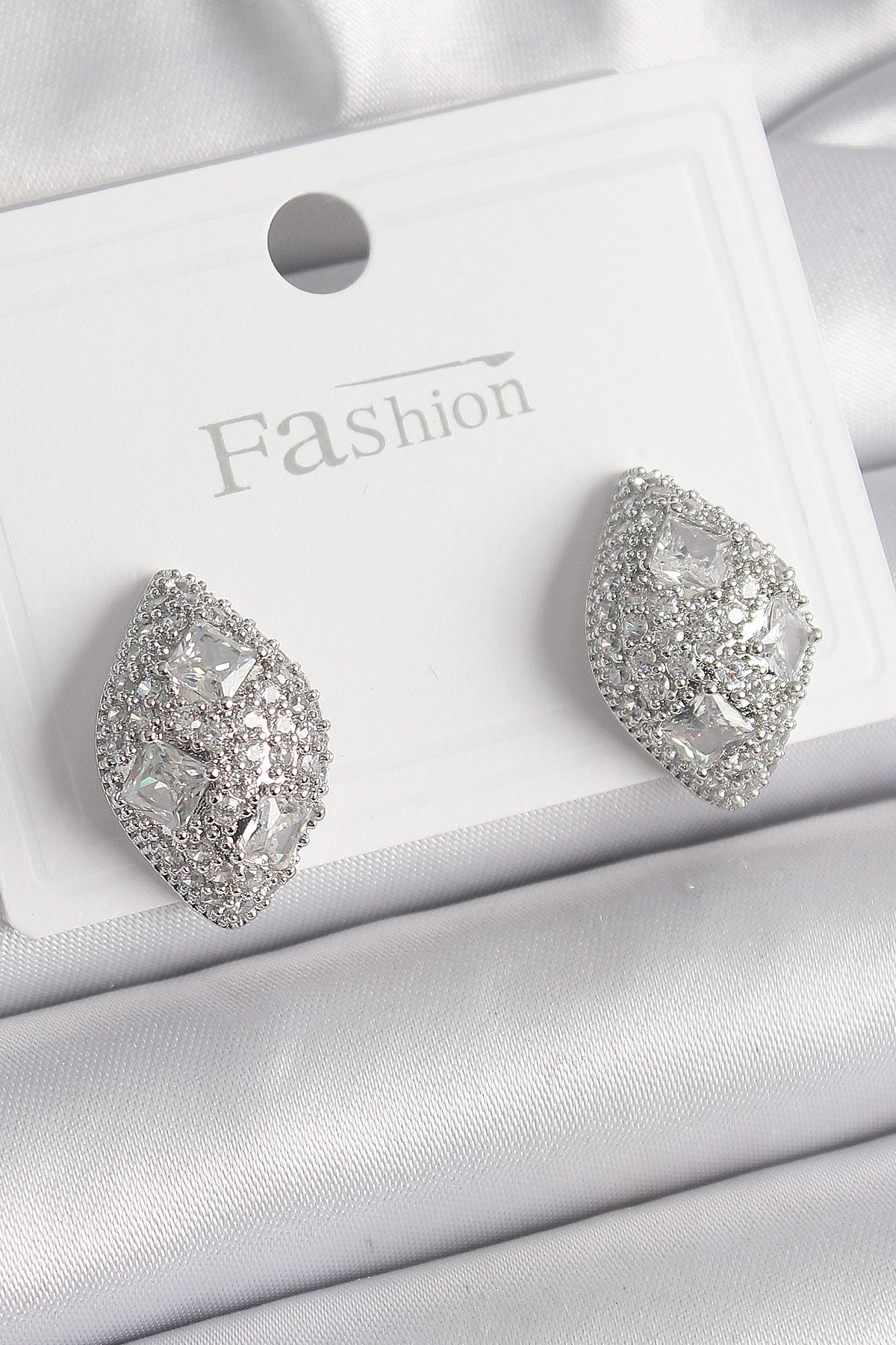 Pirinç Gümüş Renk Zirkon Taş İşlemeli Damla Model Kadın Küpe BKP9863