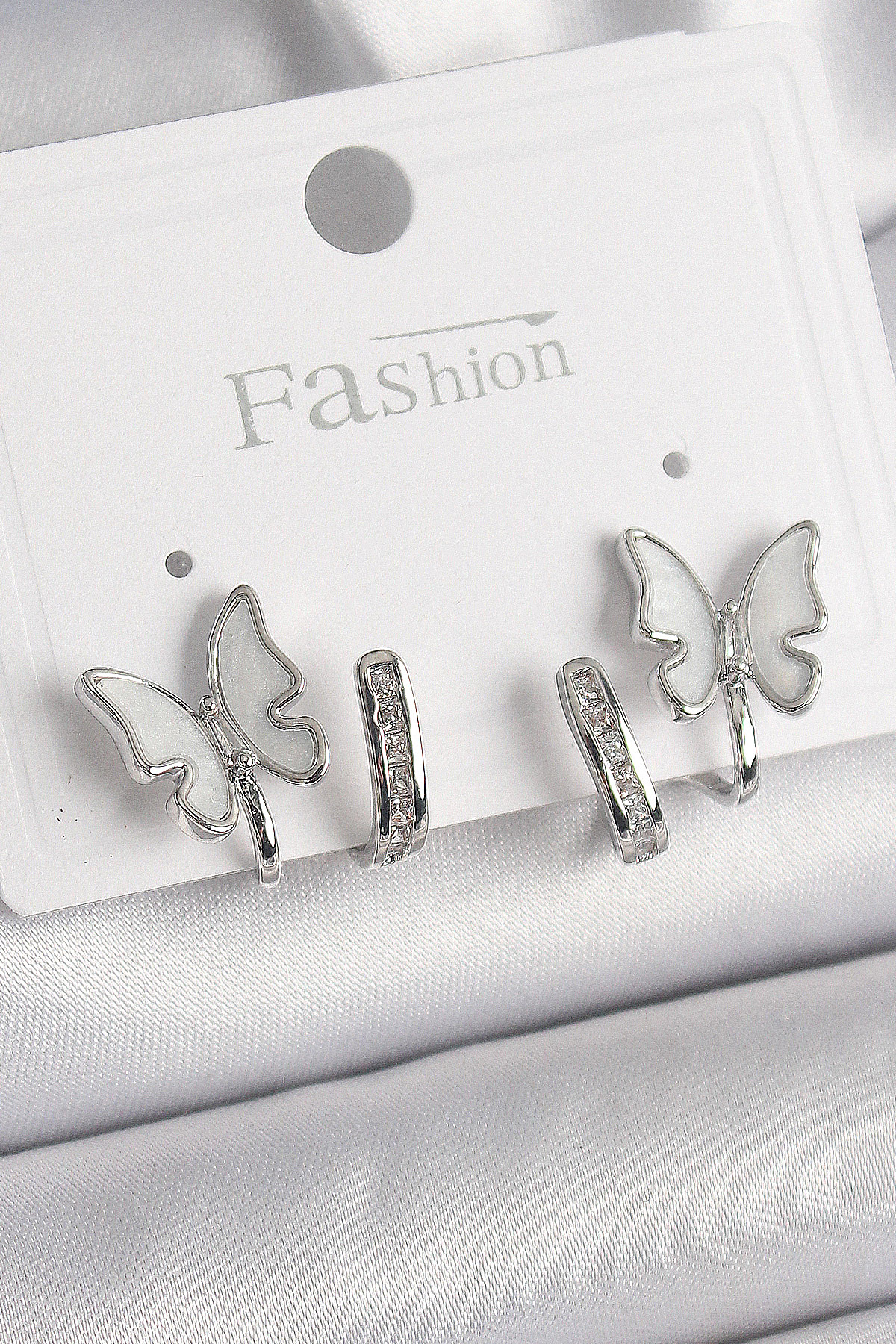 Pirinç Gümüş Renk Zirkon Taş Detaylı Beyaz Sedefli Kelebek Model Kadın Küpe BKP9869