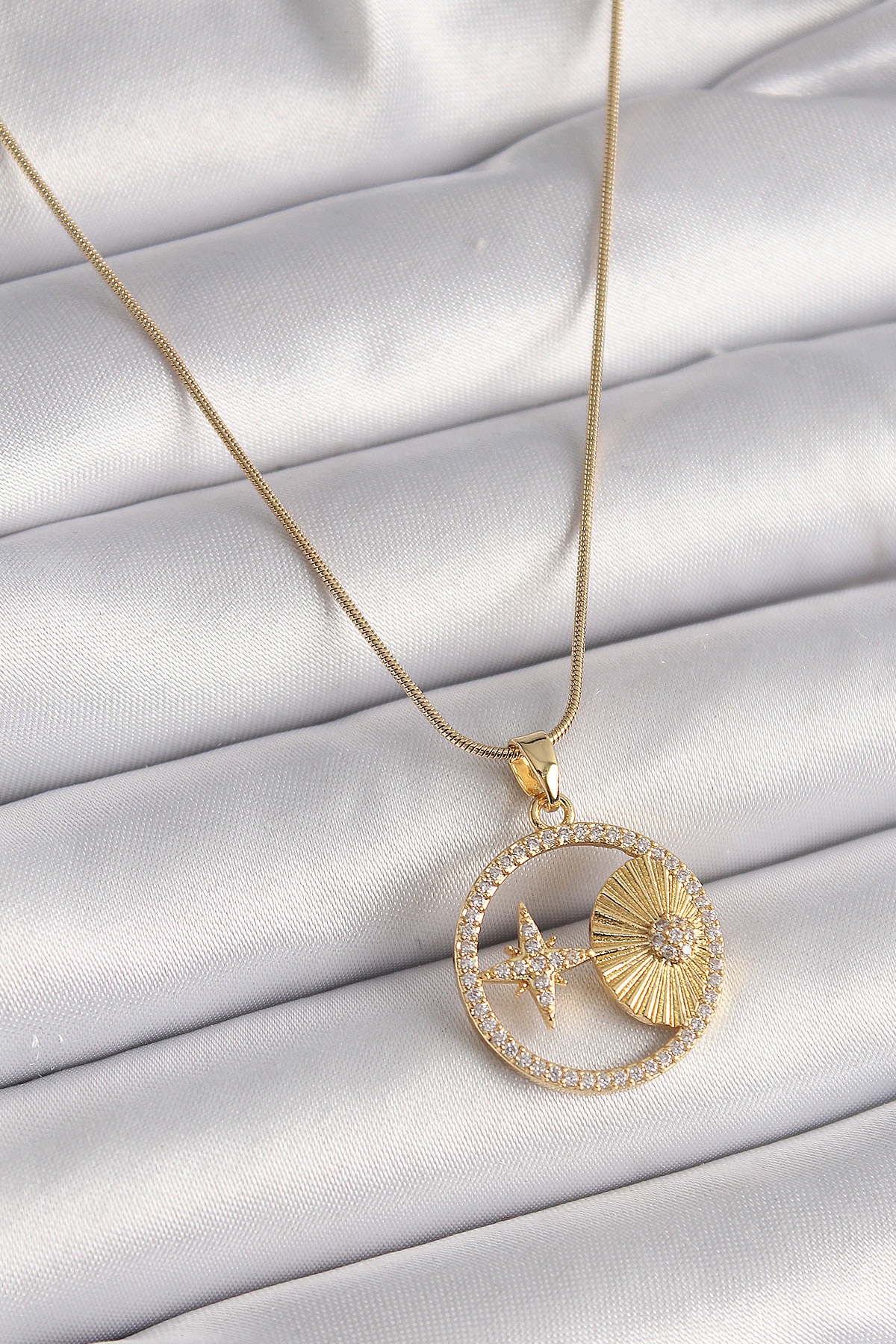 316L Çelik Gold Renk Zincir Zirkon Taşlı Yıldız İşleme Madalyon Model Kadın Kolye BKO9636