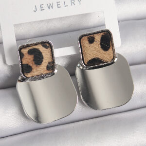 Pirinç Gümüş Renk Kare Plaka Leopar Desenli Kadın Küpe BKP9886