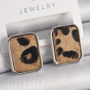 Pirinç Gümüş Renk Leopar Desenli Kare Model Kadın Küpe BKP9888