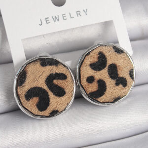 Pirinç Gümüş Renk Daire Plaka Model Leopar Desenli Kadın Küpe BKP9890