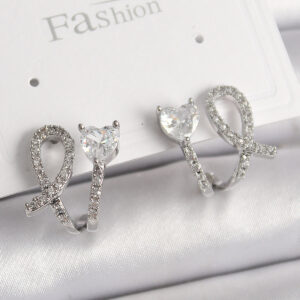 Pirinç Gümüş Renk Düğüm Model Zirkon Taşlı Kalp Detay Kadın Küpe BKP9910