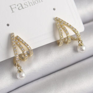 Pirinç Gold Renk Zirkon Taşlı Pençe Model İnci Detay Kadın Küpe BKP9957