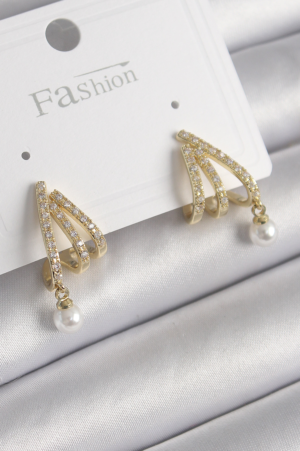 Pirinç Gold Renk Zirkon Taşlı Pençe Model İnci Detay Kadın Küpe BKP9957