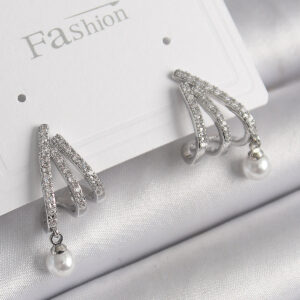 Pirinç Gümüş Renk Zirkon Taşlı Pençe Model İnci Detay Kadın Küpe BKP9958