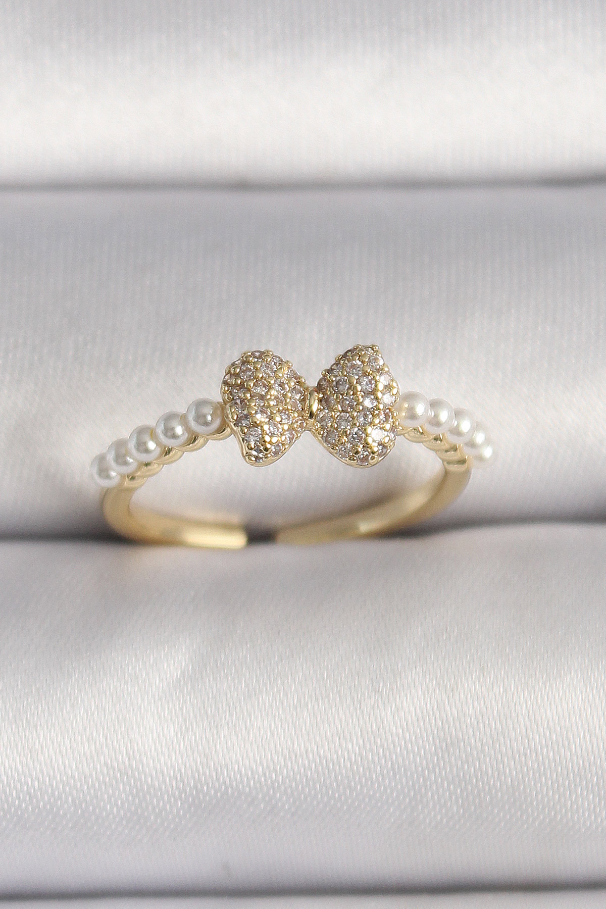 Pirinç Gold Renk Zirkon Taşlı Fiyonk İnci Detay Ayarlanabilir Yüzük BYK3525