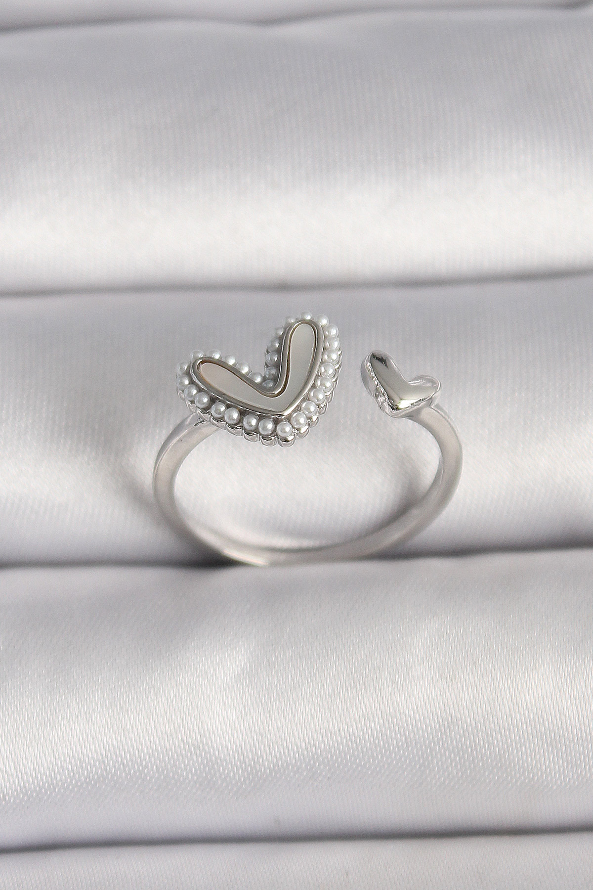 Pirinç Gümüş Renk Beyaz Mineli İnci Detaylı Kalp Model Ayarlanabilir Yüzük BYK3536