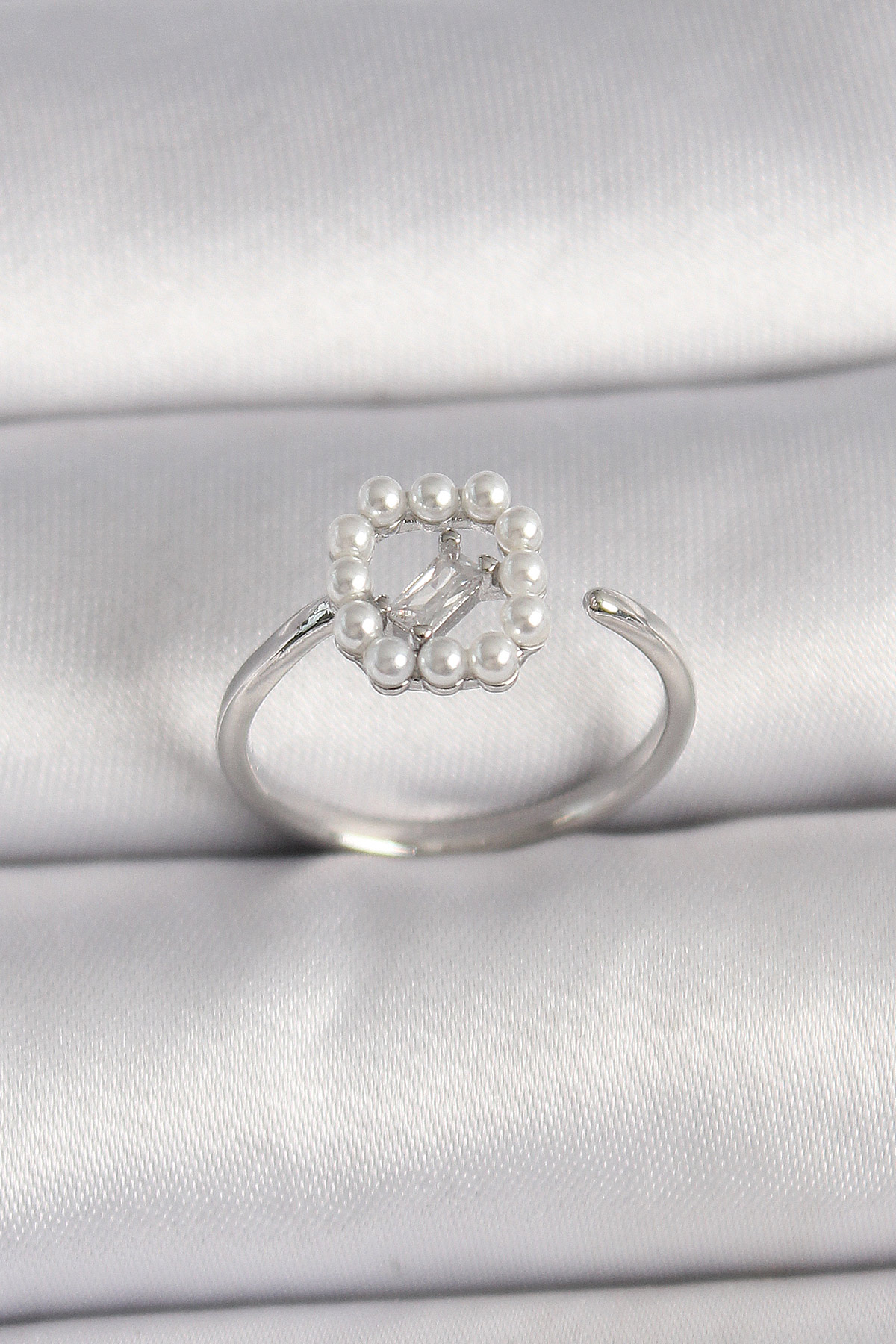 Pirinç Gümüş Renk Zirkon Taş Detaylı İncili Ayarlanabilir Yüzük BYK3542