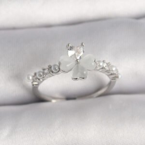 Pirinç Gümüş Renk Zirkon Taşlı Yonca Model İnci Detay Ayarlanabilir Yüzük BYK3552