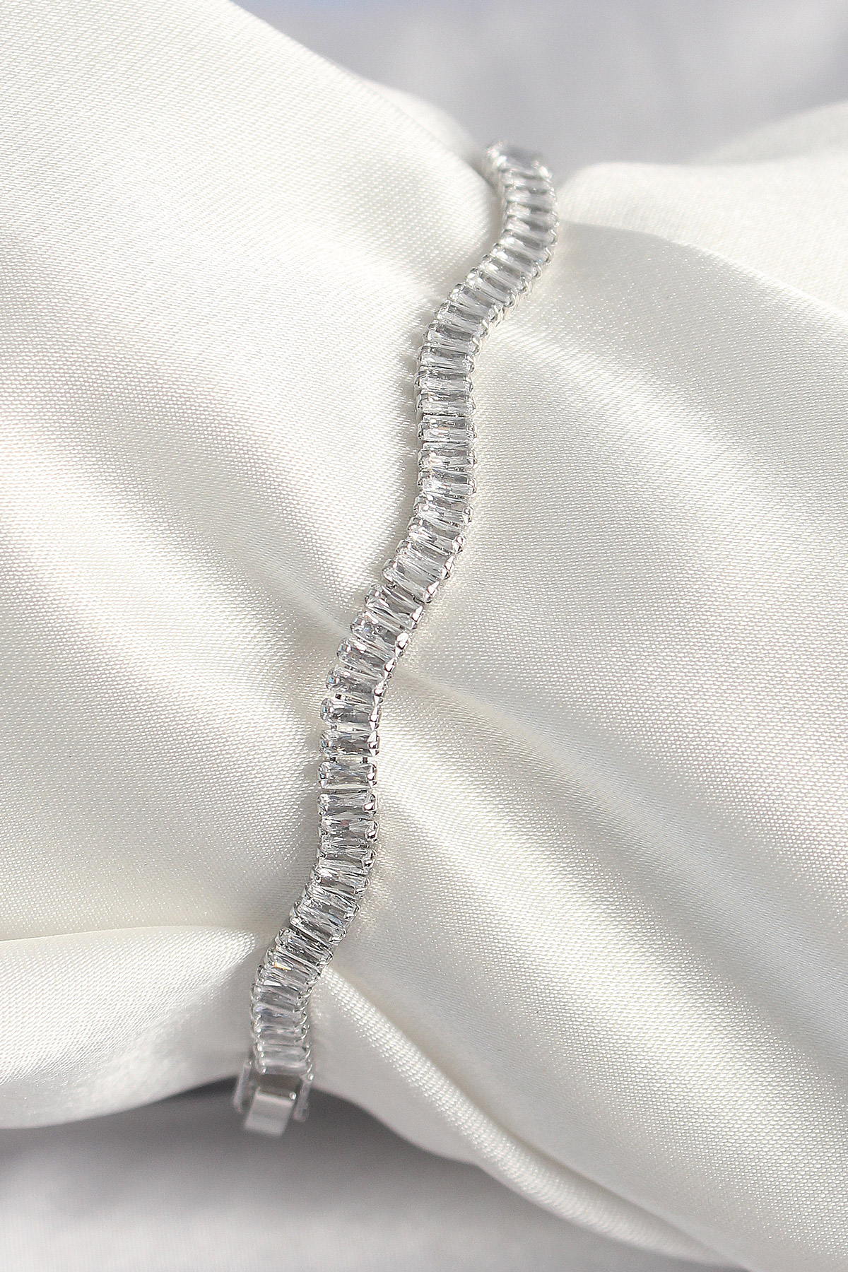 Pirinç Gümüş Renk Su Yolu Zirkon Taşlı Model Kadın Bileklik BB6925