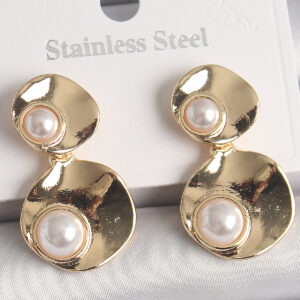 Pirinç Gold Renk Sallantı İnci Detaylı Daire Plaka Model Kadın Küpe BKP10077