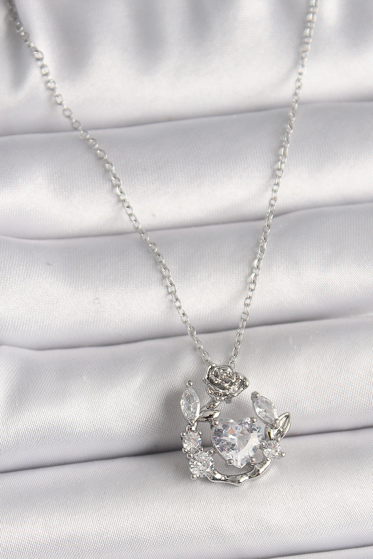 316L Çelik Gümüş Renk Zincir Zirkon Taşlı Kalp Figür Gül Detay Kadın Kolye BKO9809