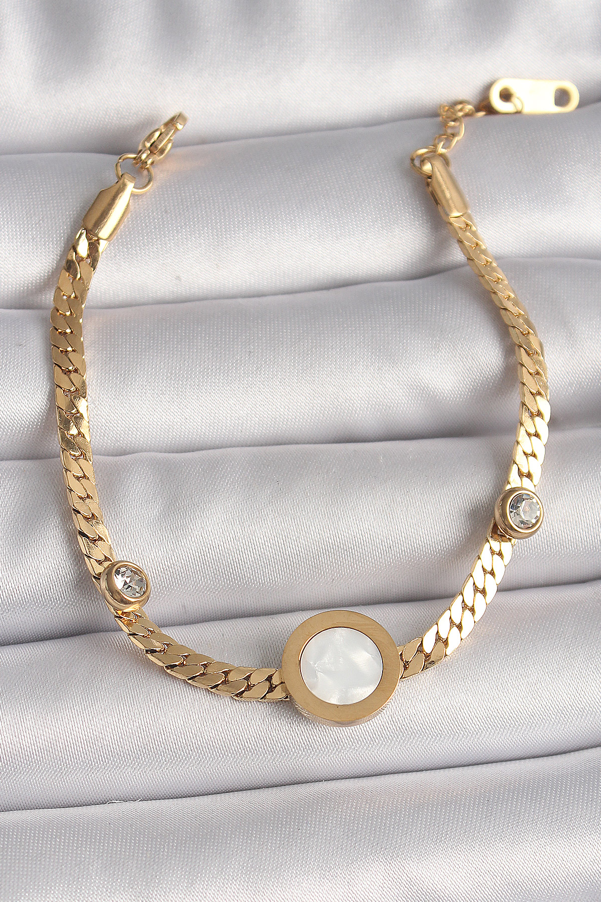 316L Çelik Gold Renk Yassı Zincir Model Zirkon Taş Detaylı Beyaz Mineli Madalyon Model Kadın Bileklik BB6732