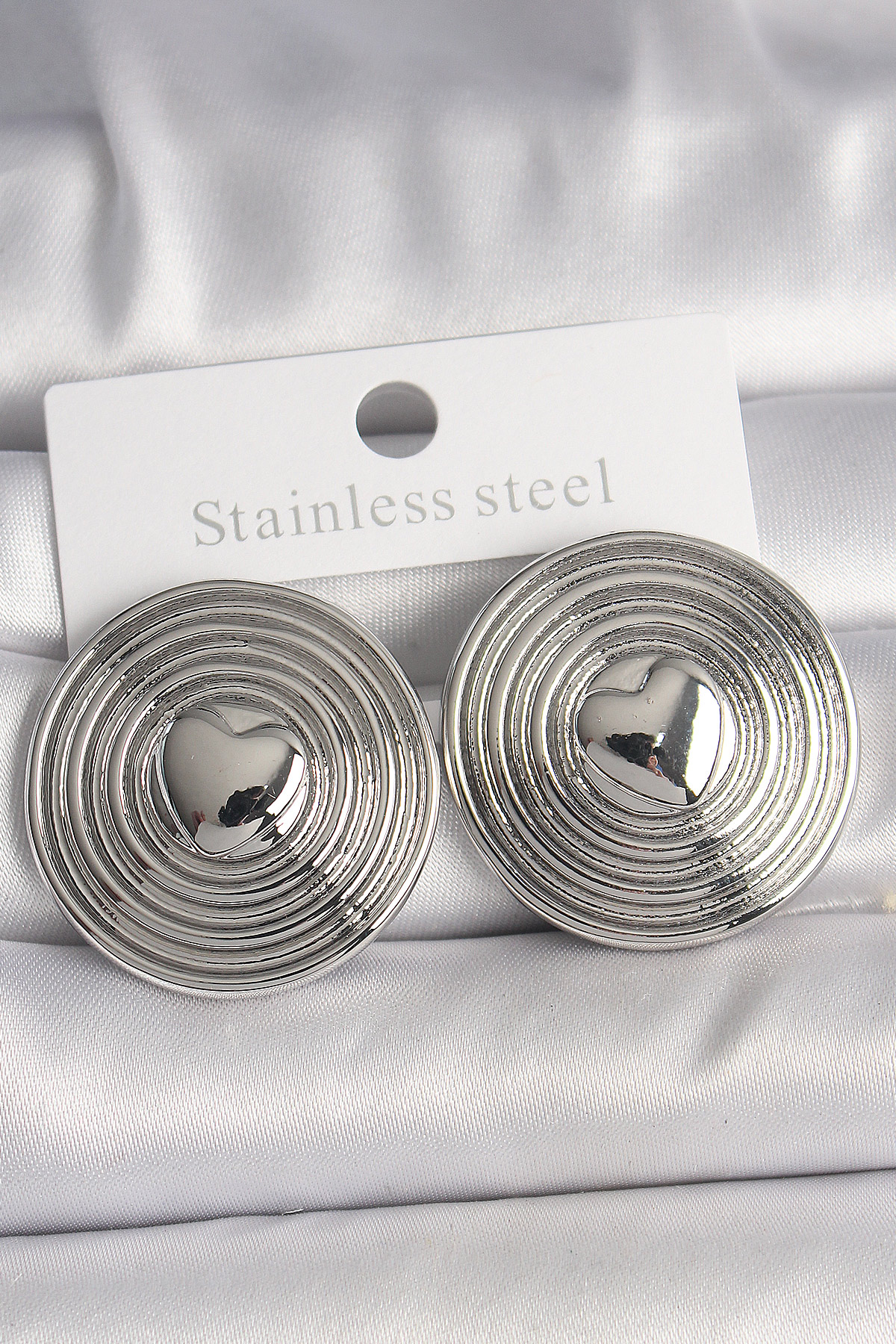 Pirinç Gümüş Renk Kalp İşlemeli Daire Plaka Model Kadın Küpe BKP10154