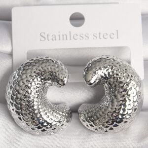 Pirinç Gümüş Renk Yılan Sırtı İşlemeli Yarım Halka Model Kadın Küpe BKP10158