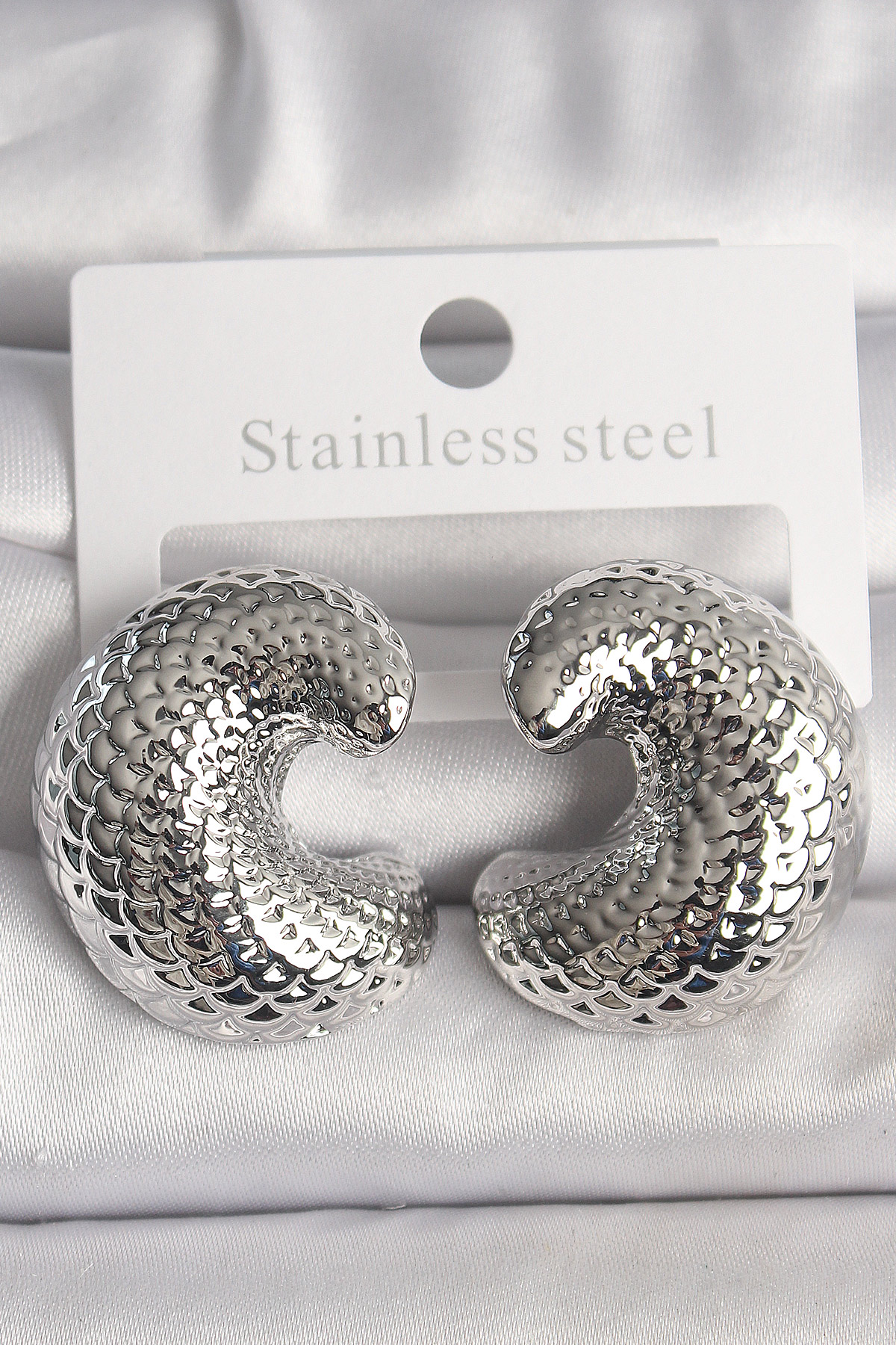 Pirinç Gümüş Renk Yılan Sırtı İşlemeli Yarım Halka Model Kadın Küpe BKP10158