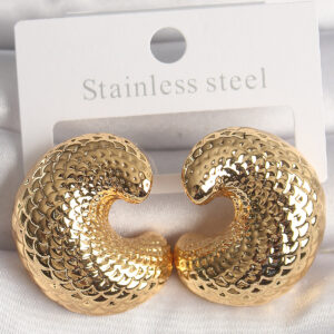 Pirinç Gold Renk Yılan Sırtı İşlemeli Yarım Halka Model Kadın Küpe BKP10159