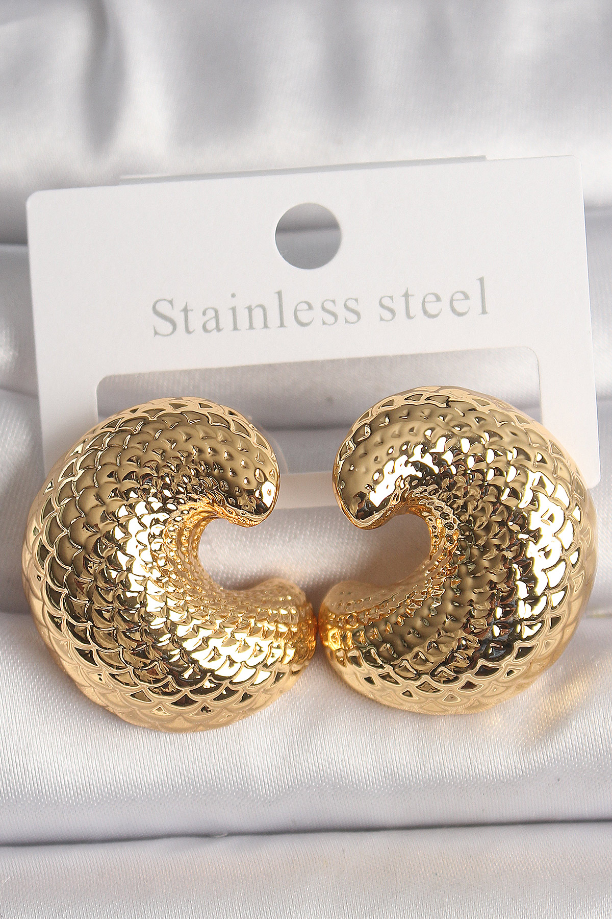 Pirinç Gold Renk Yılan Sırtı İşlemeli Yarım Halka Model Kadın Küpe BKP10159