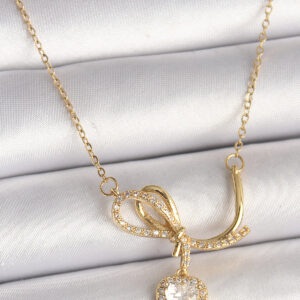 316L Çelik Gold Renk Zincir Zirkon Taşlı Düğüm Sallantı Kalp Model Kadın Kolye BKO9857