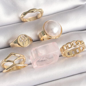 Pirinç Gold Renk Beyaz İncili Zincir Yüzük Figür İşleme Detay 6'Lı Kadın Yüzük Seti BYK3615