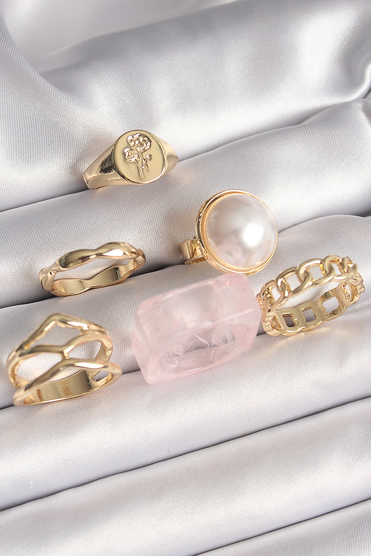 Pirinç Gold Renk Daire 3D İncili Figür Zincir Model Gül İşleme Detaylı 6'Lı Kadın Yüzük Seti BYK3625