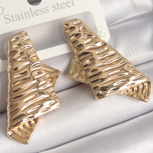 Pirinç Gold Renk İşleme Detaylı Katlanmış Kare Plaka Model Kadın Küpe BKP10261