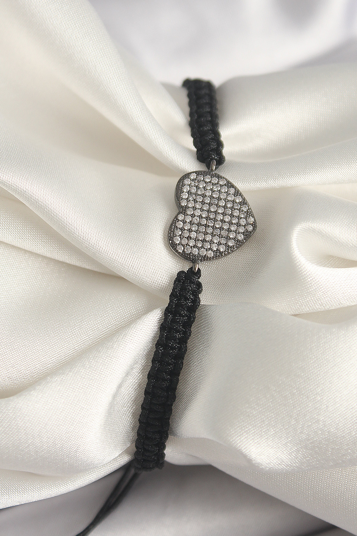 Pirinç Füme Renk Zirkon Taşlı Kalp Figür Asansörlü Makrome Model Kadın Bileklik BB6794