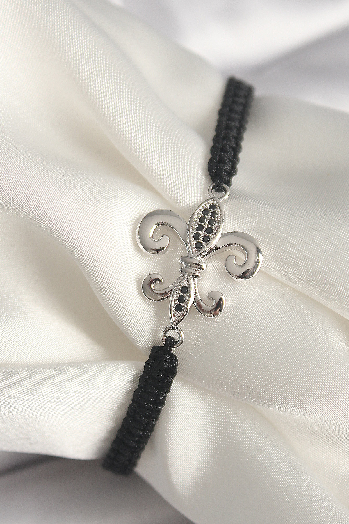 Pirinç Gümüş Renk Zirkon Taş İşlemeli Zambak Model Asansörlü Makrome Model Kadın Bileklik BB6806