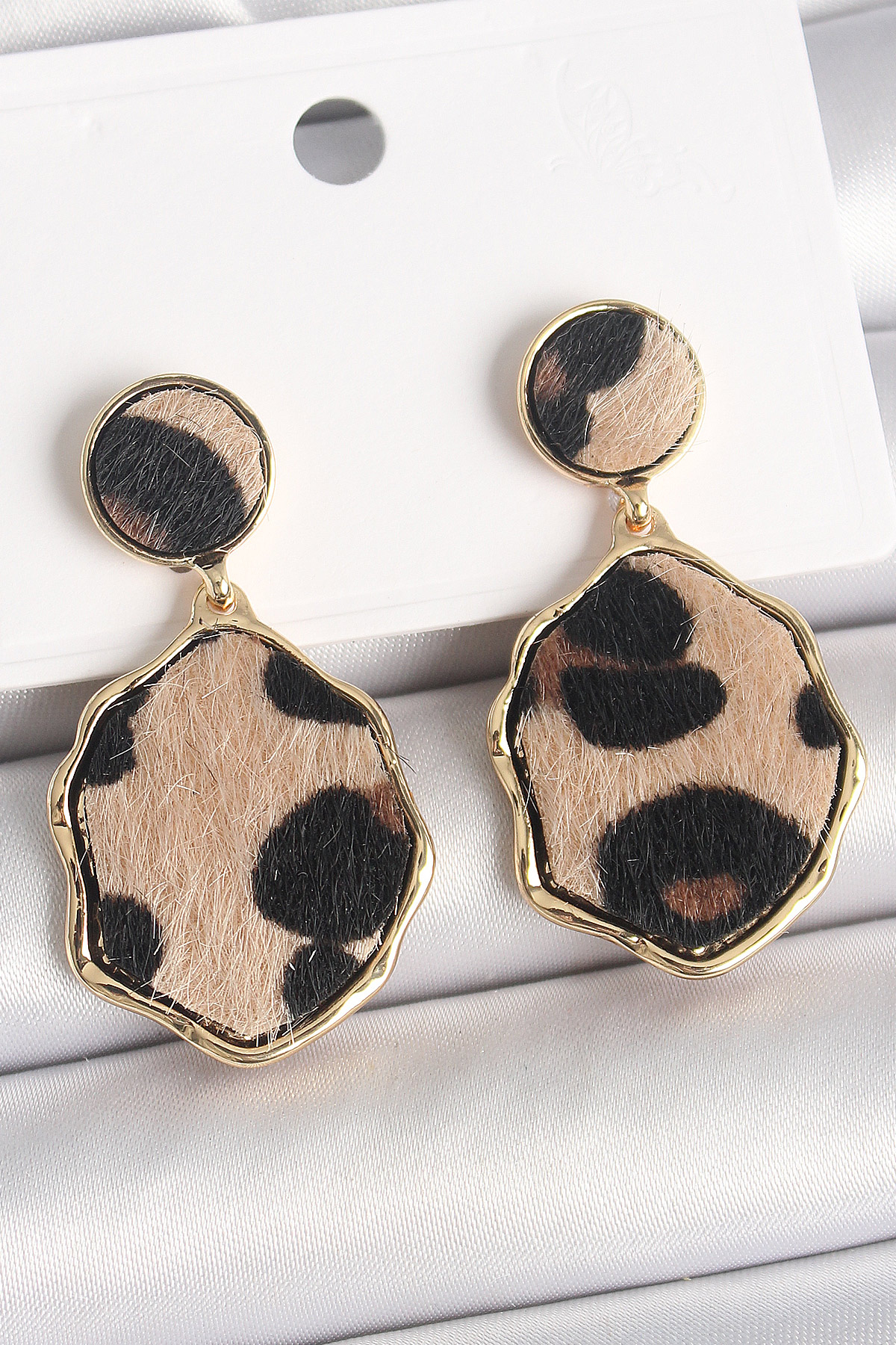 Pirinç Gold Renk Sallantı Leopar Desen Plaka Model Kadın Küpe BKP10340