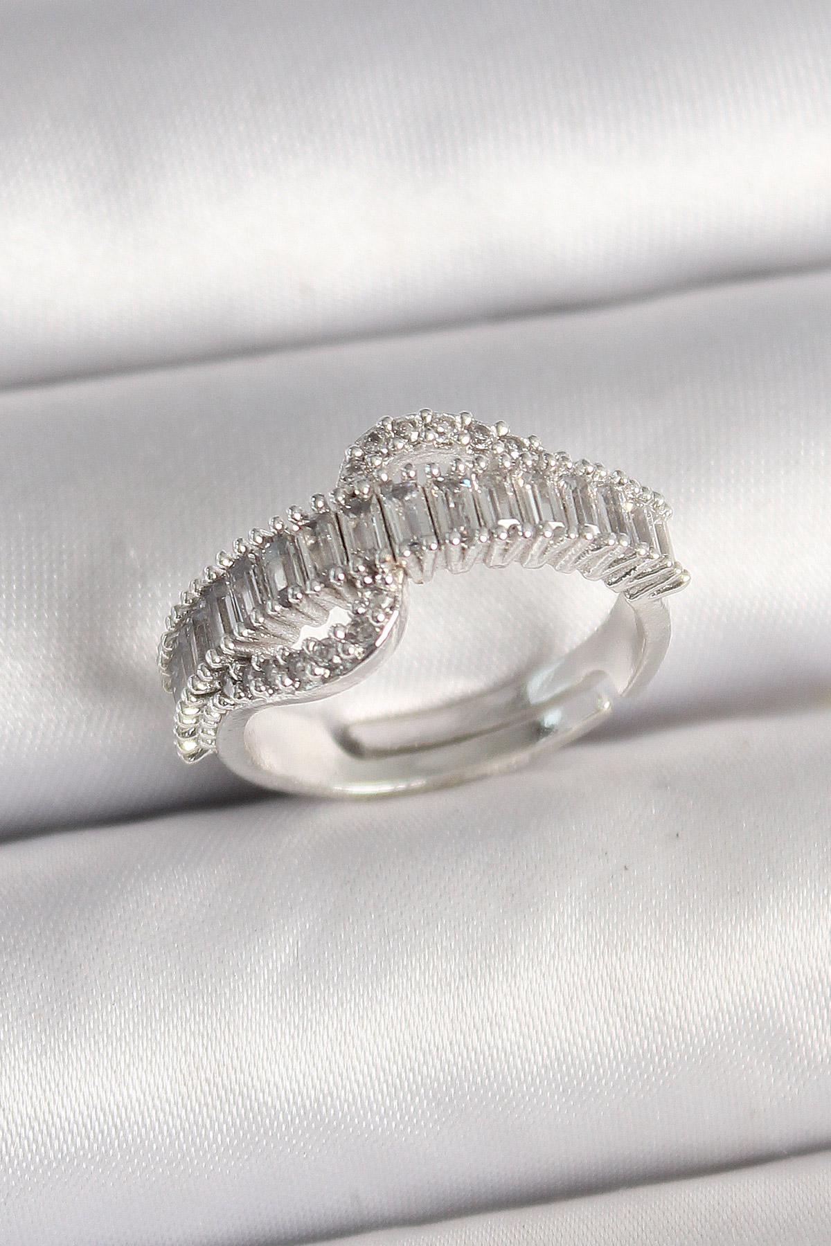 Pirinç Gümüş Renk Su Yolu Zirkon Taşlı Ayarlanabilir Model Kadın Yüzük BYK3690