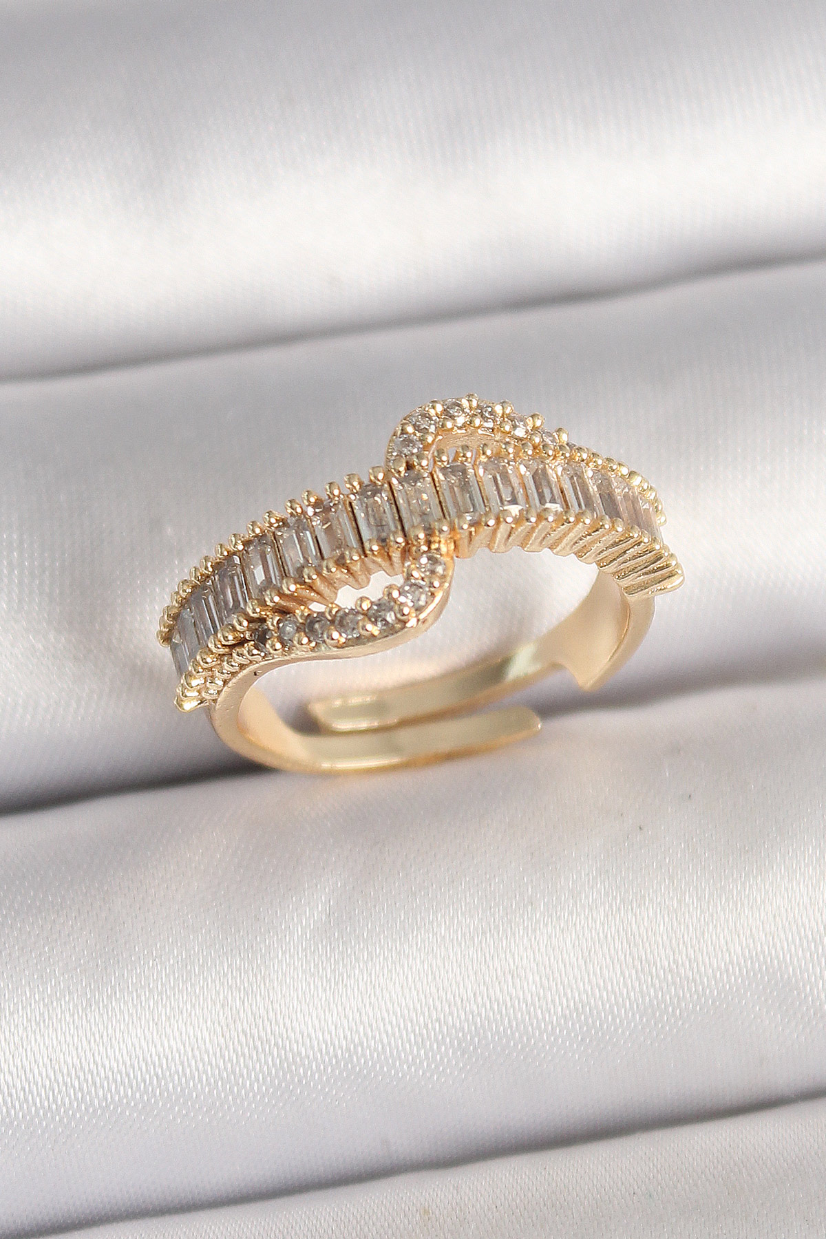 Pirinç Gold Renk Su Yolu Zirkon Taşlı Ayarlanabilir Model Kadın Yüzük BYK3691