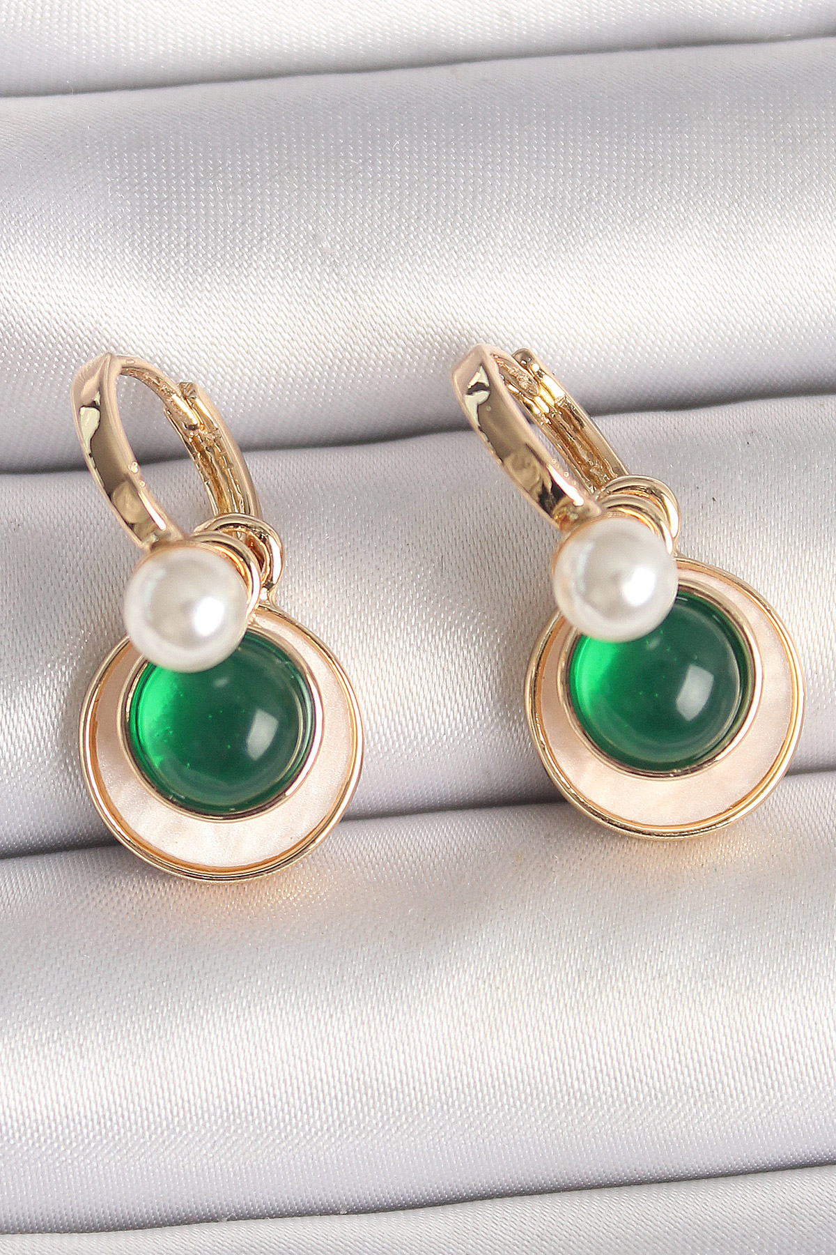 Pirinç Gold Renk Beyaz Yeşil Sallantı Mineli Kadın Küpe BKP10363