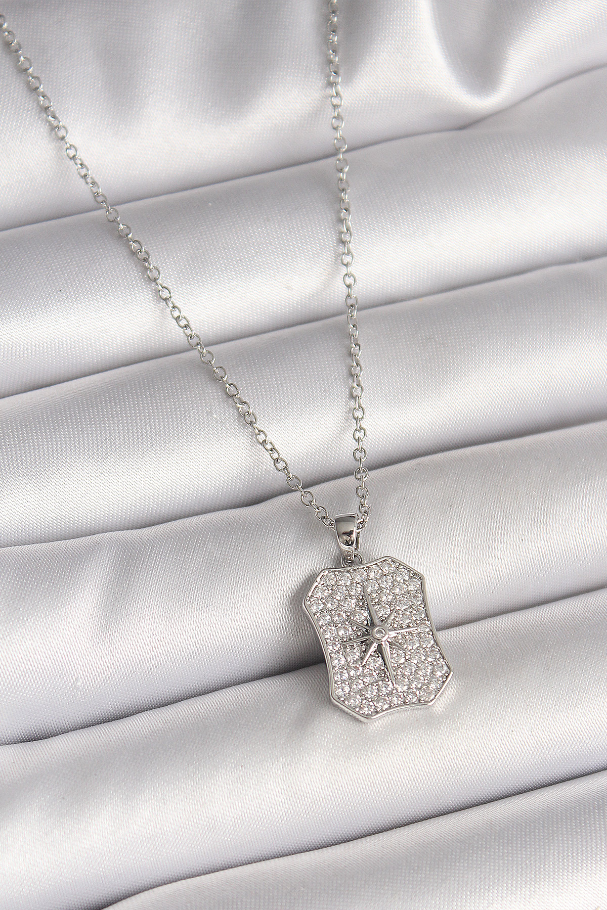 316L Çelik Gümüş Renk Zincir Zirkon Taşlı Kutup Yıldız İşlemeli Madalyon Model Kadın Kolye BKO9943