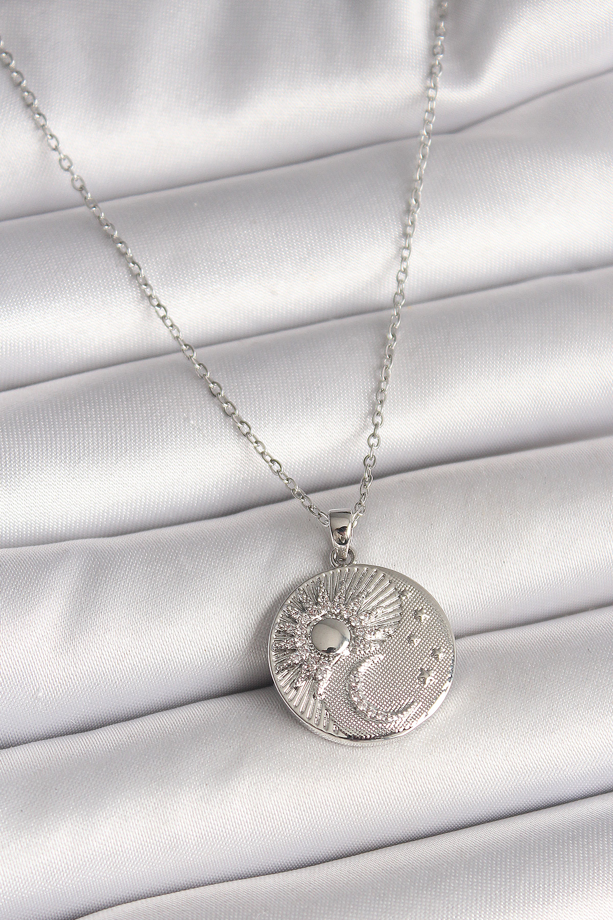 316L Çelik Gümüş Renk Zincir Zirkon Taşlı Ay Güneş İşlemeli Madalyon Model Kadın Kolye BKO9959