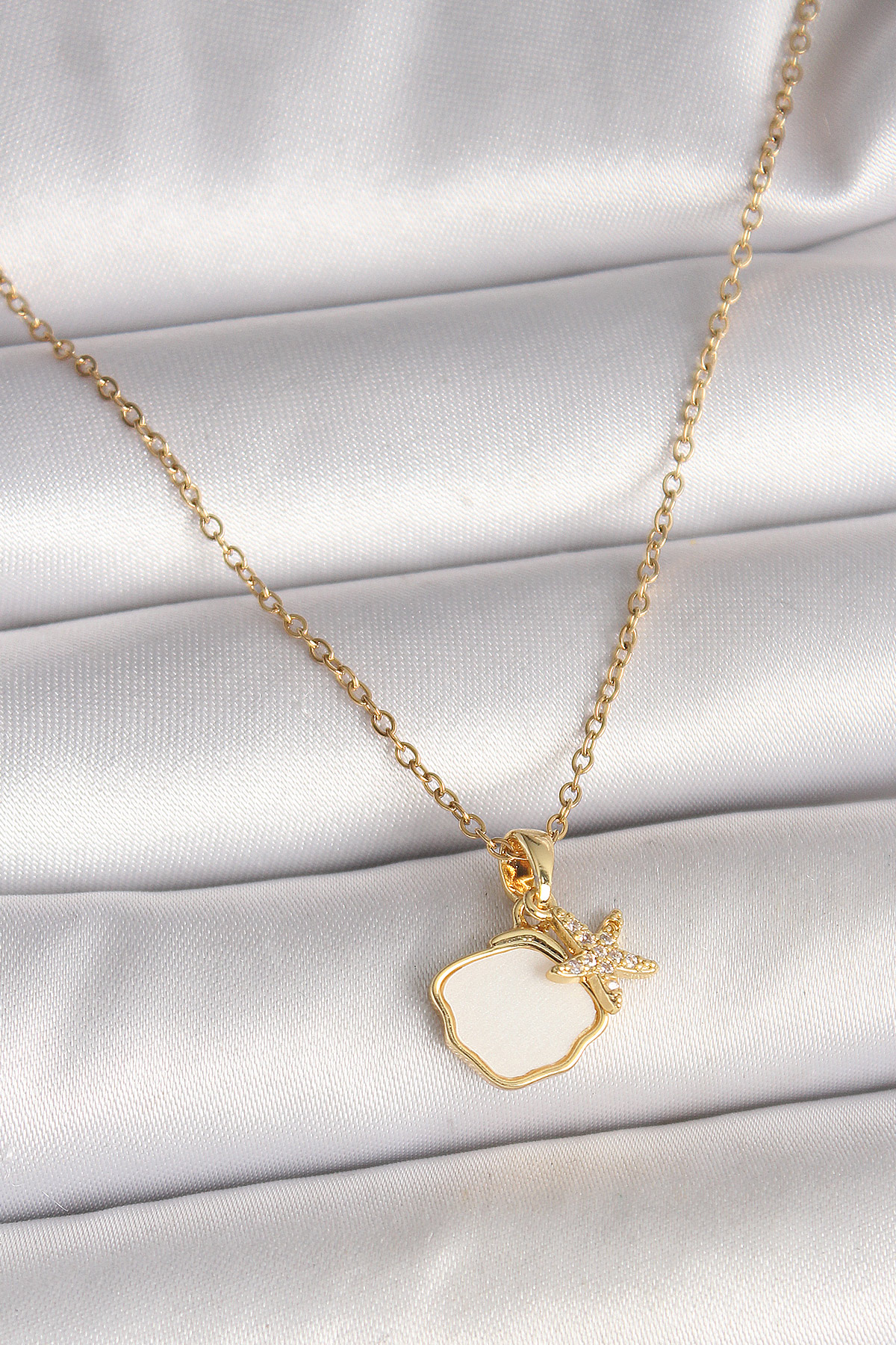 316L Çelik Gold Renk Zincir Sallantı Beyaz Mineli Deniz Kabuğu Zirkon Taşlı Deniz Yıldızı Figür Kadın Kolye BKO9970